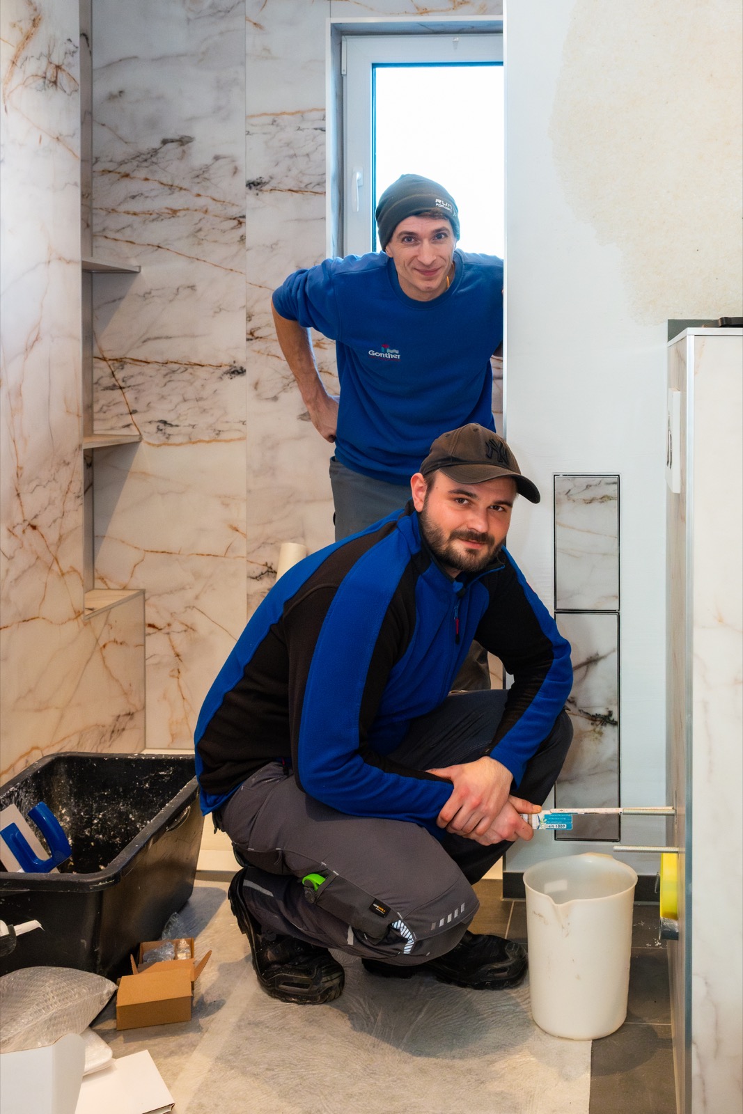Zwei Mitarbeiter von Gonther bei der Arbeit auf einer Badbaustelle